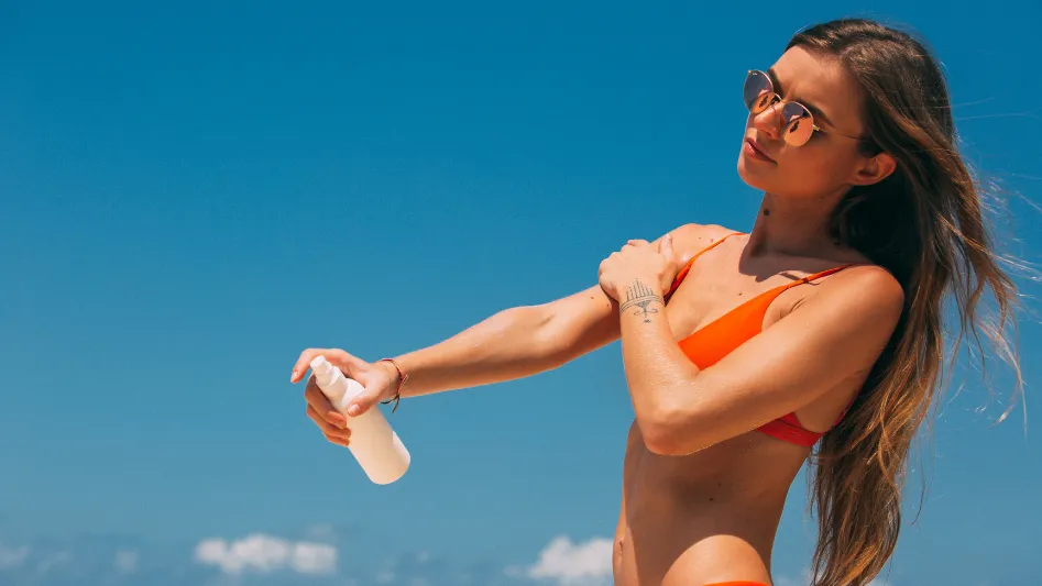 Ragazza che applica abbronzante con protezione solare