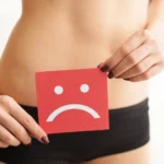 Donna con secchezza vaginale