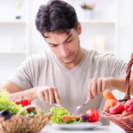 Uomo che mangia seguendo la dieta ipolipidica