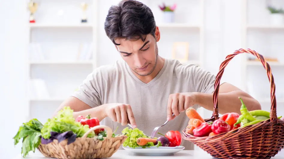 Uomo che mangia seguendo la dieta ipolipidica